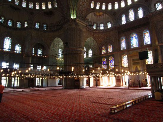 Sie ist von außen wie von innen gigantisch groß...