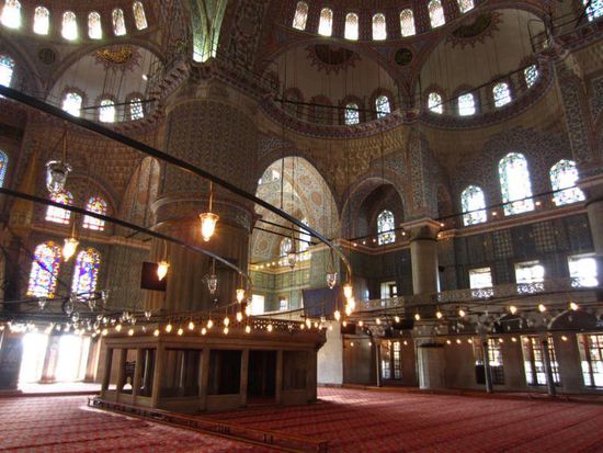 ... und zudem durch die vielen Fenster freundlich und hell. Der größte Teil darf aber nur von Muslimen zum Beten betreten werden. Die Touristen dürfen lediglich rüberschauen.