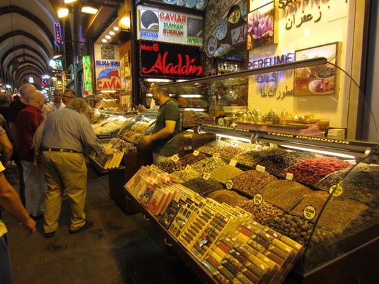 Mehr Flair hat da der Gewürzbasar mit seiner unglaublichen Auswahl an orientalischen und indischen Gewürzen.