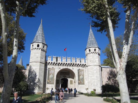 Dies ist der Haupteingang zum Topkapipalast. Da wir Museumsmuffel sind, sind wir aber nicht reingegangen 