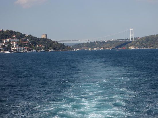 Links Europa - rechts Asien. Der Bosporus teilt Istanbul in 2 Hälften.