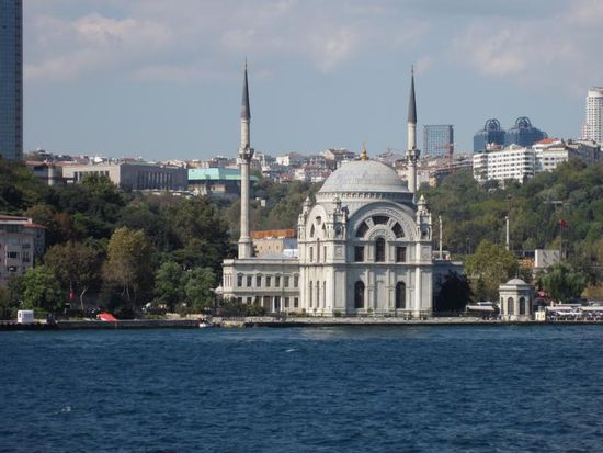 Dafür gab es aber während unserer Bootstour unterwegs einige andere kleine Moscheen an beiden Ufern zu sehen.