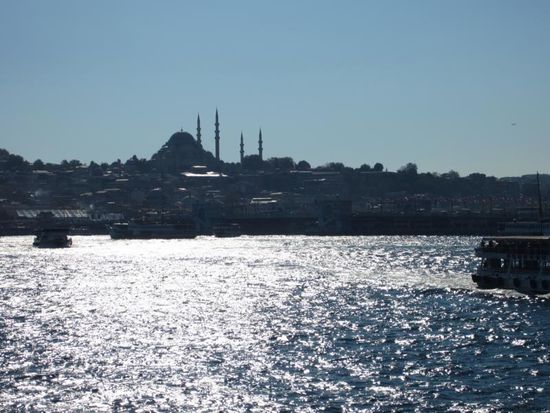 Am Schönsten war der Anblick der Silhouette von Eminönü bei unserer Rückkehr.