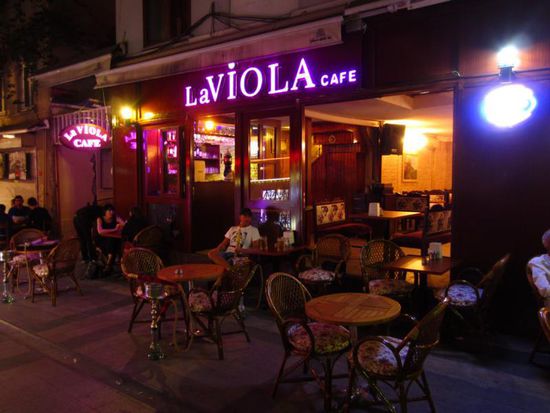 Die gerade erst eröffnete Viola Bar in der Gazeteci Erol Dernek Sk war jeden Abend unser Lieblingsplatz...
