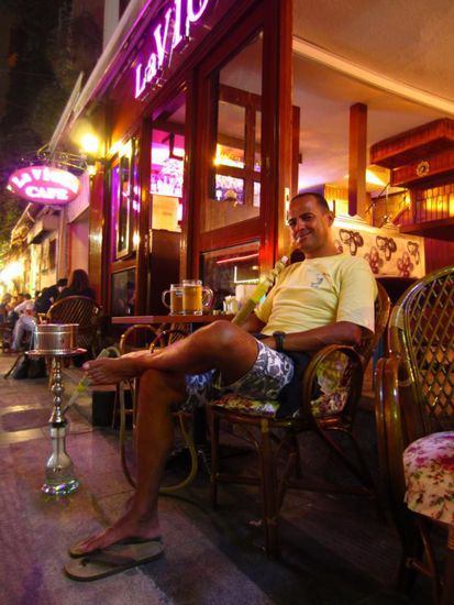 Ich hab´s auch mal probiert und es war auf jeden Fall besser als eine Zigarette - Raucher werde ich aber wohl nie. Ein Bier schmeckt da viel besser 