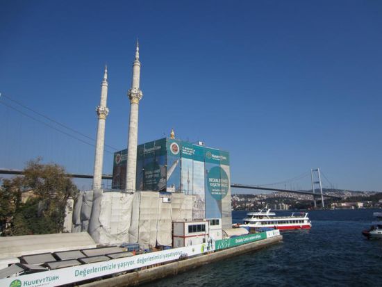 Die bekannte Ortaköy-Moschee an der Bosporusbrücke war leider wegen Bauarbeiten eingehüllt - schade.