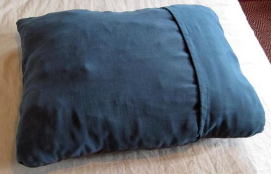 Ein eigenes Kissen - diesen Tipp hatte Björn irgendwo gelesen und es war eine gute Entscheidung.
Die Kissen in den Unterkünften, wenn überhaupt vorhanden, sind oft zu flach, schmutzig oder riechen müffig. Wir hatten auch noch einen kleinen Bezug mit, den wir dann waschen konnten.
Dieses Kissen vom Globetrottermarkt lässt sich übrigens auf 1/3 seiner Größe komprimieren.