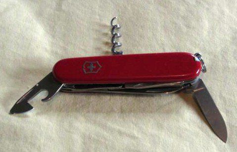 Ein kleines Schweizer Messer gehört ebenfalls ins Gepäck. Neben den Messern und der Schere waren Flaschenöffner und Korkenzieher am meisten im Einsatz
Nicht vergessen, es beim Fliegen in den großen Rucksack zu stecken, sonst wird es euch abgenommen!