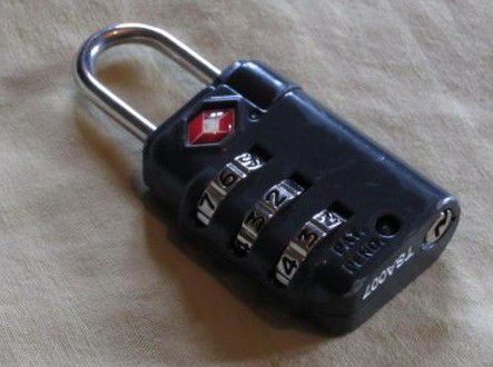 Das kleine Zahlenschloss kam meist zum Einsatz, um den Rucksack abzuschließen. Zudem hatten wir noch 2 gleichschließende robustere Messingschlösser mit, die dann als Tür- oder Schrankschloß zum Einsatz kamen.