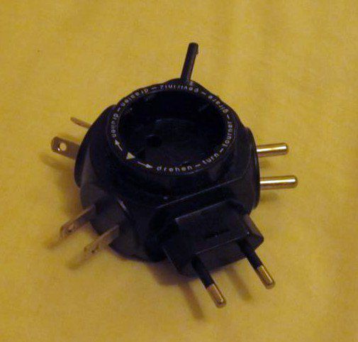 Ein Steckeradapter ist hingegen unabdingbar. Er war besonders für die ganzen Ladegeräte im Dauereinsatz, hat aber leider schon in Neuseeland seinen Geist aufgegeben, so dass wir einen neuen kaufen mussten.