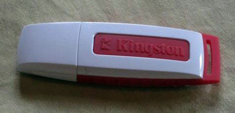 Egal ob mit oder ohne eigenen Laptop (dazu später mehr), ein nicht zu kleiner USB-Stick muss sein! So hat man die wichtigsten Daten immer dabei, kann Fotos kopieren oder ihn als sicheren Browser im Internetcafe benutzen, um sein Bankgeschäfte zu machen. 32 GB waren nicht zu viel.