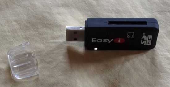 Wer keinen Lappi mit Kartenleser hat, braucht auch noch diesen SD-USB-Adapter, um seine Fotos sichern zu können.