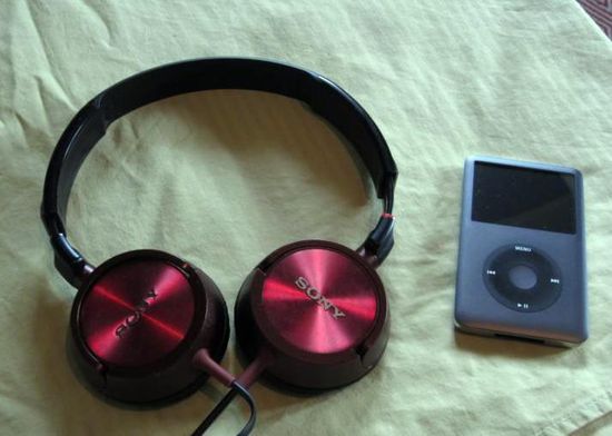 Für fast jeden ein Muss ist sicher ein mp3-Player, denn mit seiner Musik hat man ein Stück zu Hause dabei. Der ipod Classic ist zwar nicht der Kleinste der Gattung, aber so konnte ich meine komplette Musiksammlung mitnehmen.