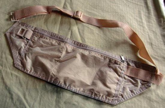 Zum Thema Sicherheit gehört auch eine dünnen Bauchtasche, die natürlich in der Hose und nicht außen getragen wird. 
Gerade in Südamerika haben wir uns doch besser gefühlt, wenn wir Pass und Kreditkarten direkt am Körper hatten.