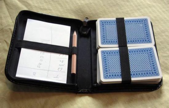 Unnötiger Ballast waren die Spielkarten und der Würfelbecher. Ganze 2x haben wir gespielt, denn Langeweile gab es nie. 
Aber das sehen Spielefreaks wahrscheinlich anders 