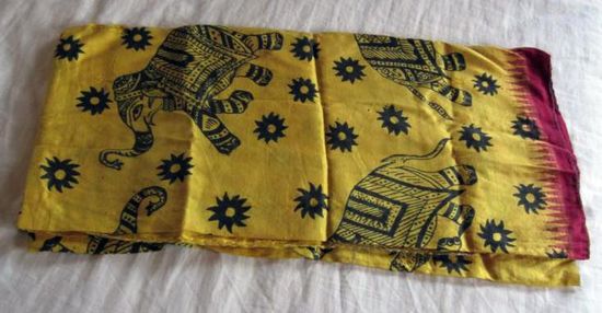 Ein dünner Seidensarong ist ein vielseitiger Helfer, ob als Kleidungsstück oder Strandtuch, und er wiegt fast nichts.
Wir haben ihn aber erst in Asien gekauft, weil er dort deutlich billiger als in Europa ist.