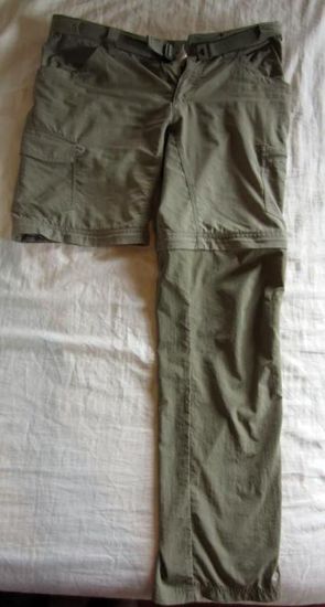 Bei den Klamotten ist es schwer, Tipps zu geben - zwei Sachen empfehlen wir aber. 
Zum einen 1 - 2 Funktionshosen mit abtrennbaren Beinen - sie waren das mit Abstand am meisten getragene Kleidungsstück...