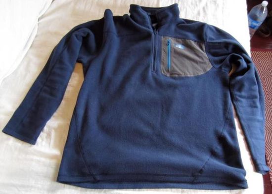 ... und mindestens einen guten Fleecepulli. Selbst wenn man nur in den Tropen unterwegs ist, gibt es in höheren Gebieten kühle Nächte und in Bussen mit aufgedrehter Klimaanlage kann man mitunter jämmerlich frieren. Wir hatten jeder 2 mit, die uns zusammen mit einer Windjacke selbst in Patagonien schön warm hielten.