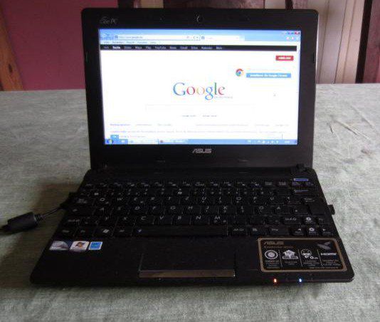 Tja und zum Schluß - der Laptop. Ich war der Meinung, dass man keinen braucht, da er schwer ist und es ja Internetcafés gibt. Dies war ein großer Irrtum! Deshalb haben wir nach 2 Monaten dann doch dieses kleine 10" Gerät gekauft und hatten Glück, dass ihn ein Freund nach Singapur mitbringen und uns dort geben konnte.
Und jetzt bin ich überzeugt, ein Lappi gehört zu einer Weltreise dazu. Ob Reiseberichte schreiben, Flüge buchen, Informationen über das nächste Ziel suchen, Mails schreiben, Internetbanking usw. usw. - auf das Internet läßt sich beim Reisen in der heutigen Zeit kaum verzichten. Natürlich gibt es Internetcafés, aber auch die kosten Geld und manchmal möchte man lieber im Zimmer bleiben und auf dem Bett sitzen, um seine Sachen zu erledigen.
Die knapp 300 € Anschaffungspreis hätten wir locker in Internetcafés gelassen, und sogar mehr.
Björn hat das Gerät übrigens auf den Namen Beggy getauft und Beggy war ab dem 3. Reisemonat ein treuer Begleiter.