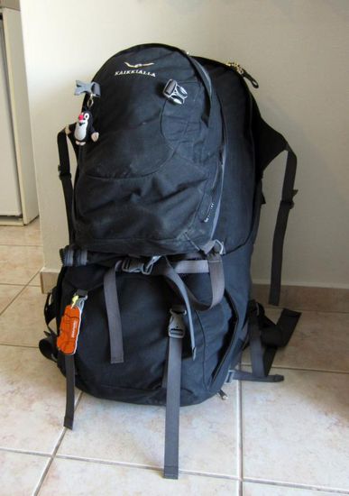 Mein Rucksack Kaikkialla Leevi70 war 1 Jahr lang mein "Zuhause" und hat sich bestens bewährt. Er ist robust und gut aufgeteilt. Die Größe von 70 l werden viele Backpacker als zu groß empfinden - für mich hätte er nicht kleiner sein dürfen.
Übrigens ist es ein Kofferrucksack, der sich viel besser packen läßt als die ganzen Toplader.