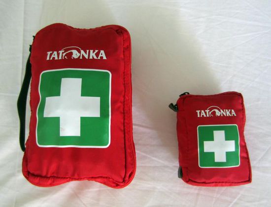 Zum Glück nie gebraucht, gehört sie doch zu jeder Reise dazu - die Erste-Hilfe-Tasche. Wir hatten die kleine Tasche mit ein paar Pflastern, Binden und Desinfektionsspray immer im Daypack und auf Wanderungen mit dabei - und außerdem dann noch das große Exemplar mit einem ganzen Sortiment an Tropfen und Pillen bis hin zu Antibiotika. So ist man für alles gewappnet.
Das einzige, was wir dann wirklich gebraucht haben, waren die Pillen gegen Reisekrankheit - besonders auf den langen Busfahrten in Asien 