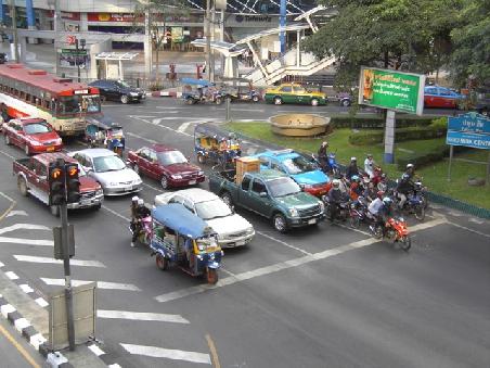 Naja, und hier der fuer BKK typische Verkehr. Ich hab' hier noch nirgends eine Stelle gefunden, an der es halbwegs ruhig ist