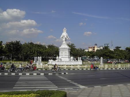 Und das ist mitten in BKK, als Denkmal fuer die weissen Elefanten