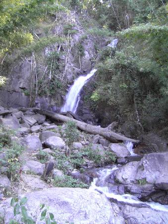 Auch wenn es auf dem Bild klein aussieht, der Wasserfall war ungefaehr 9 Meter hoch