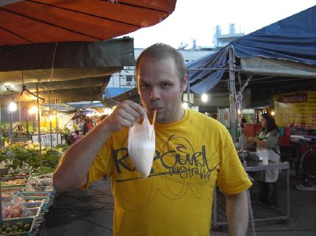 Die Fruitshakes hier sind unbeschreiblich lecker!! Wenn es fuer "take away" ist, werden sie in einer Plastiktuete mit Strohhalm serviert