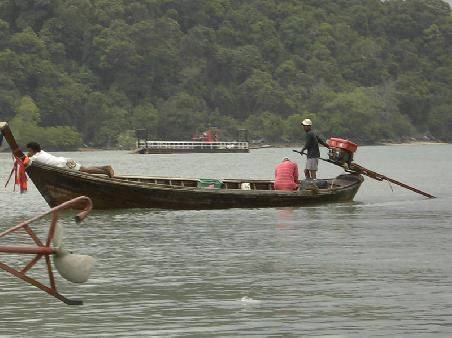 Hier ein typisches Long-Tail Boot. Der Antrieb ist das rot-schwarze Kaestchen auf dem Bild, die eigentliche Schiffsschraube sitzt an dem ca. 5 m langen Stab gerade unter der Wasseroberflaeche