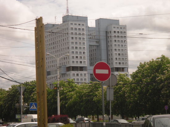 Haus der Räte - auch Palazzo Prozzo genannt; wurde nach dem Bau wegen Statikproblemen nie bezogen, wird wahrscheinlich wieder abgerissen.
An dieser Stelle stand früher das Schloß von Königsberg.