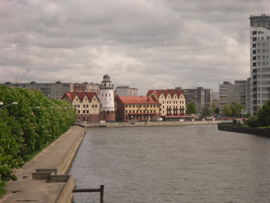 Das neu gestaltete Pregelufer - Fisch Dorf im Hintergrund