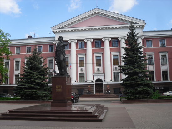 Akademie der Baltischen Flotte mit Standbild von Peter I.