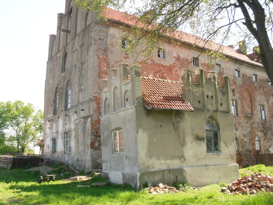 Ruine der Georgenburg. Das Dach wurde inzwischen neu eingedeckt.