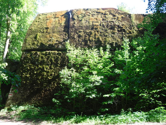 Einer der Bunker, wo noch die Wände stehen.