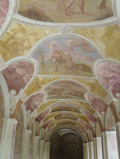 renovierter Kreuzgang in der Barockkirche