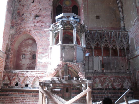 Noch heute wird nach den Zerstörungen gebaut. Hier im Altarraum.