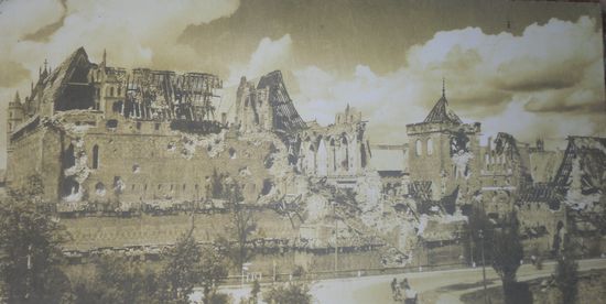 Bild von der Zerstörung der Marienburg 1945