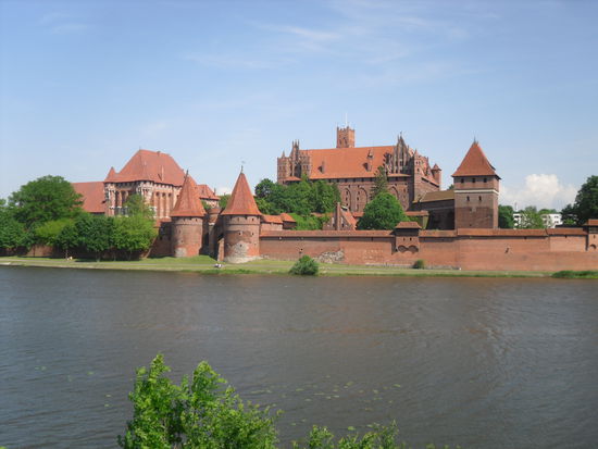 Westansicht der Burganlage am späten Nachmittag