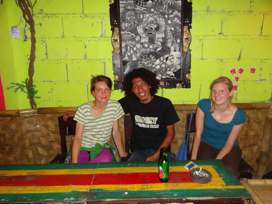 Africano-rechts neben mir in der Reggae Bar...ganz rechts-das ist Eva, mit der ich unterwegs bin...wir verstehen uns gut!