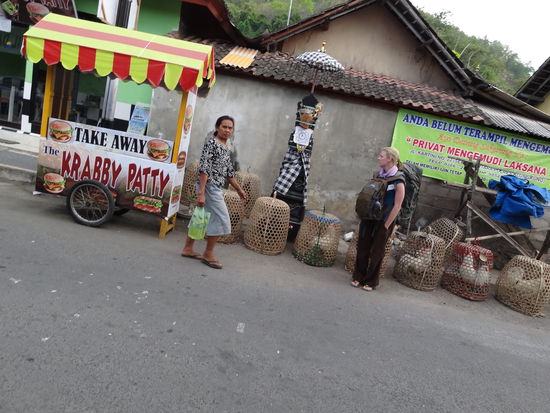 aufbruch in Padangabai...im Hintergrund die Körbchen mit den Hähnen...