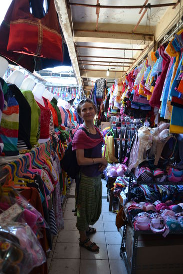 Es war keine gute Idee mit meiner Aladin Hose auf den Markt zugehen!
Jeder zweite Stand wollte mir ein zweites Paar andrehen...