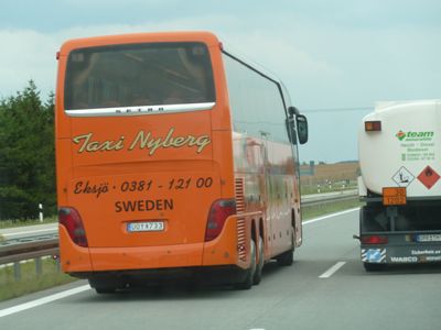 ein schwedischer Bus beim Drängeln auf der deutschen Autobahn