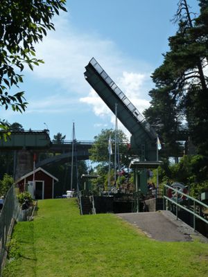 Die Eisenbahnbrücke ist als Zugbrücke konstruiert, um auch größeren Schiffen mit Mast die Durchfahrt zu ermöglichen