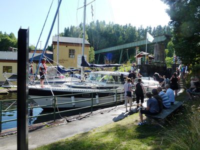 Das Schiff hat die Zugbrücke passiert