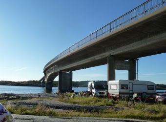 Stellplatz unter der Autobahnbrücke zur Insel Koön