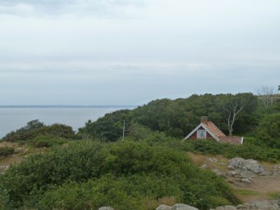 ein einsames Haus am Kullaberg - hier hat vermutlich früher der Leuchturmwärter gewohnt (ganz allein weit und breit)