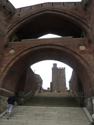Blick auf Kärnan und der zugehörigen Treppenanlage
