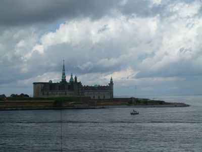Schloss Kronborg ; Festung, die die Einfahrt in den Öresund bewacht;
William Shakespeare ließ hier die Handlung des Hamlet spielen