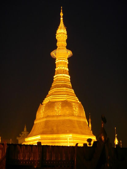 Sule Paya by night (Yangon)
Haetten wir ein Fenster gehabt, haetten wir genau drauf schauen koennen